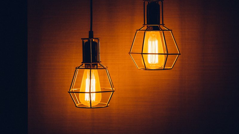 Lampy podłogowe z pałąkiem