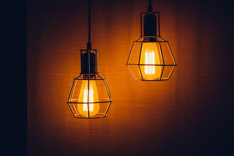 Lampy podłogowe z pałąkiem, oświetlenie bezprzewodowe i wiele innych… – trendy oświetleniowe na 2023 rok!